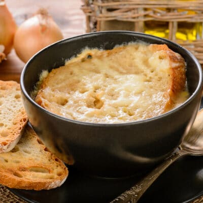Луковый суп с гренками и сыром - рецепт с фото