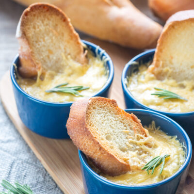 Луковый суп с сыром и гренками - рецепт с фото
