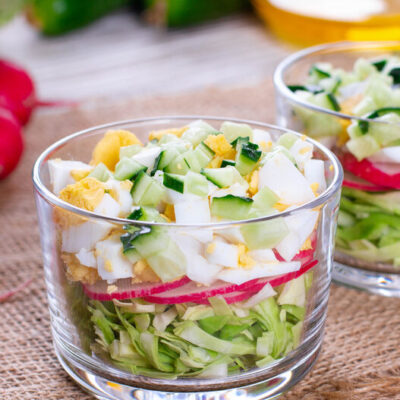 Овощной салат с яйцом - рецепт с фото