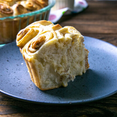 Пирог с яблоками, сахаром и корицей - рецепт с фото