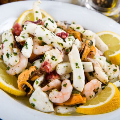 Салат из морепродуктов с креветками, мидиями, кальмарами, осьминогом, петрушкой