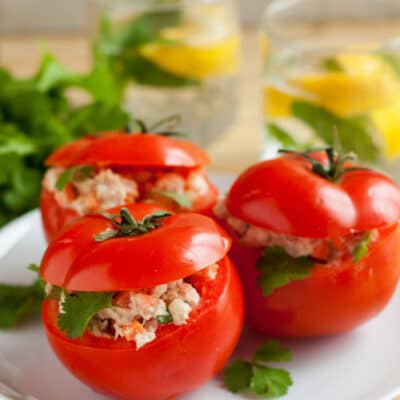 Свежие помидоры, фаршированные тунцом и овощами - рецепт с фото