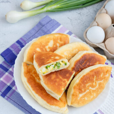 Жареные пирожки с яйцом и луком - рецепт с фото
