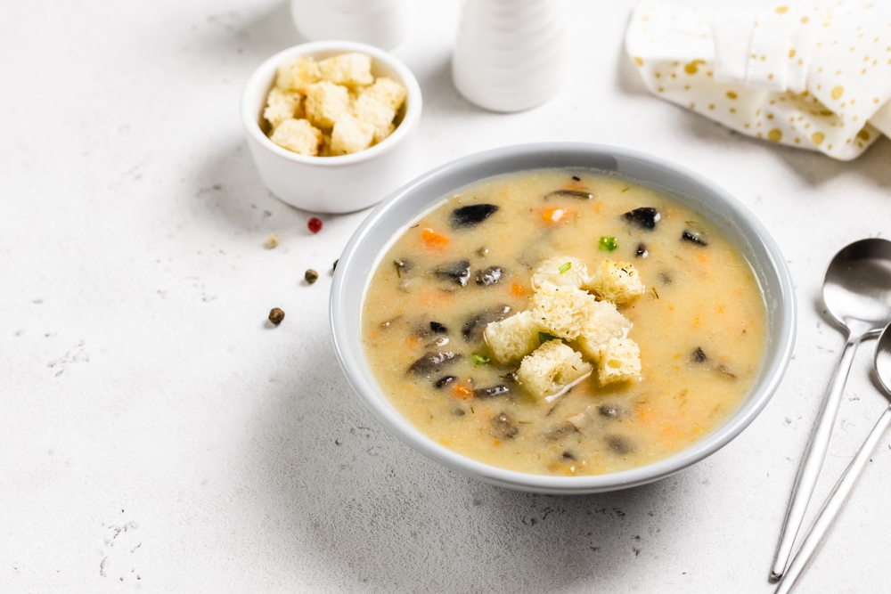 Фото рецепта - Суп с грибами и сыром - шаг 9