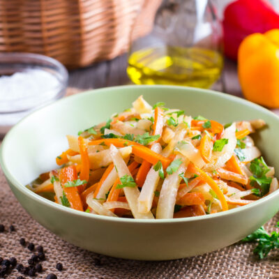 Тушеные на сковороде сельдерей и морковь - рецепт с фото