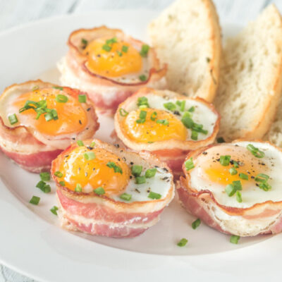 Закуска из бекона и перепелиных яиц - рецепт с фото