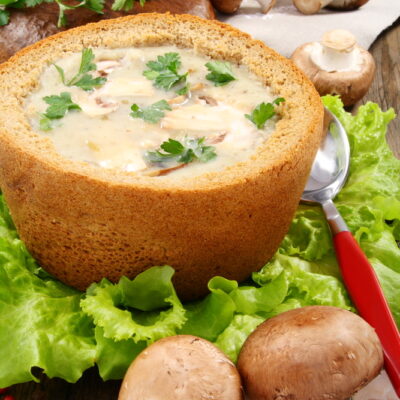 Картофельный суп с грибами в хлебной чаше