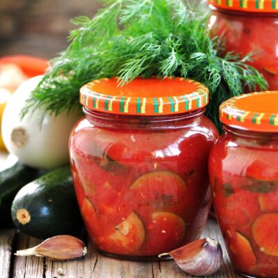 Маринованные кабачки в томатном соке с луком, чесноком, перцем - рецепт с фото