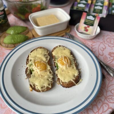 Яичница с авокадо в хлебе - рецепт с фото