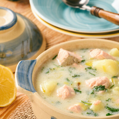 Картофельный суп с лососем и сметаной