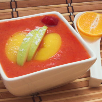 Клубничный крем-суп со свежевыжатым апельсиновым соком и кусочками фруктов