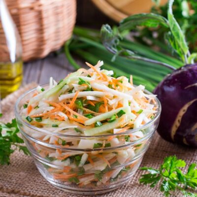 Овощной салат с кольраби, огурцом, морковью