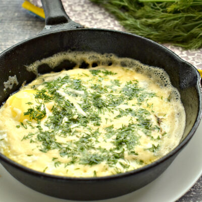 Яичница на сковороде с сыром и зеленью - рецепт с фото