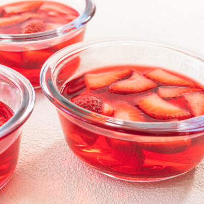 Клубничное желе с ягодами - рецепт с фото