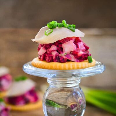 Закусочные крекеры с салатом и селедкой - рецепт с фото
