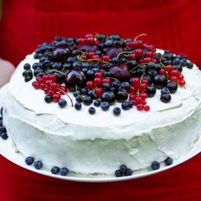 Домашний бисквитный торт с ягодной прослойкой - рецепт с фото