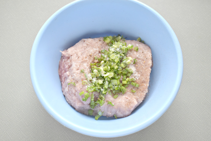 Фото рецепта - Чебуреки с куриным фаршем и зеленым луком (тесто на сливочном масле) - шаг 2