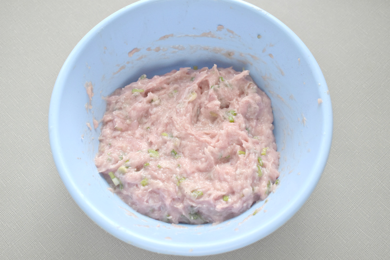 Фото рецепта - Чебуреки с куриным фаршем и зеленым луком (тесто на сливочном масле) - шаг 3
