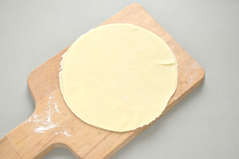 Фото рецепта - Чебуреки с куриным фаршем и зеленым луком (тесто на сливочном масле) - шаг 4
