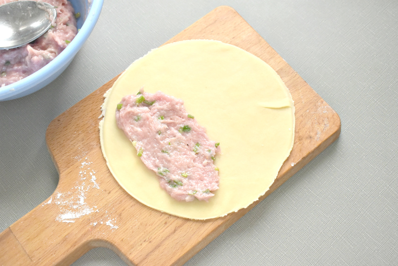 Фото рецепта - Чебуреки с куриным фаршем и зеленым луком (тесто на сливочном масле) - шаг 5