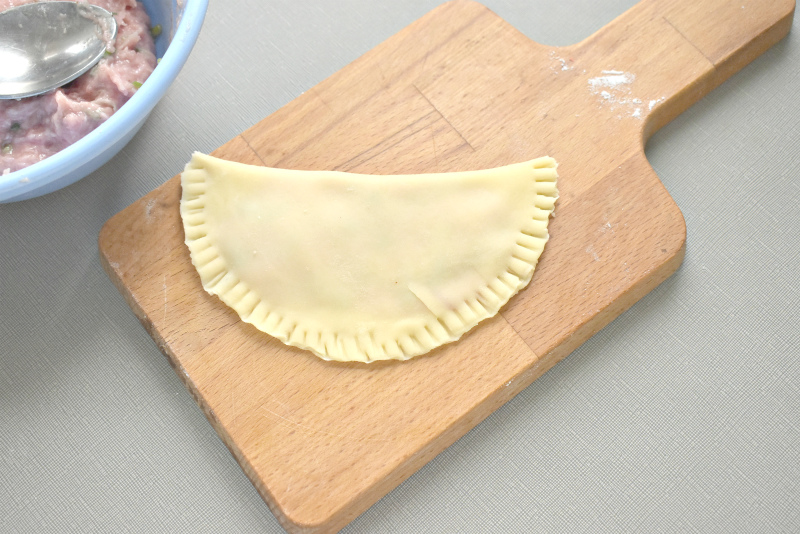 Фото рецепта - Чебуреки с куриным фаршем и зеленым луком (тесто на сливочном масле) - шаг 6