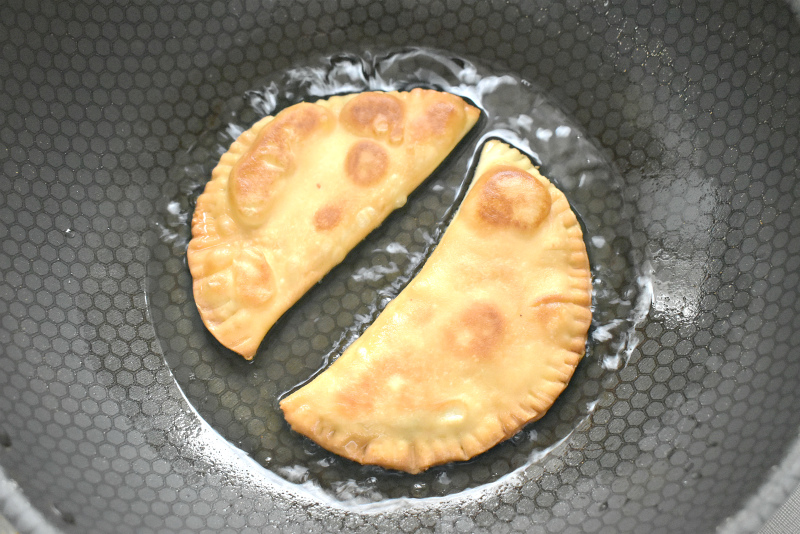 Фото рецепта - Чебуреки с куриным фаршем и зеленым луком (тесто на сливочном масле) - шаг 7
