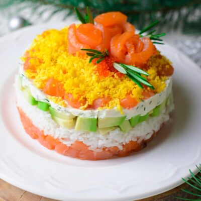 Праздничный салат с рисом, красной рыбой и авокадо - рецепт с фото