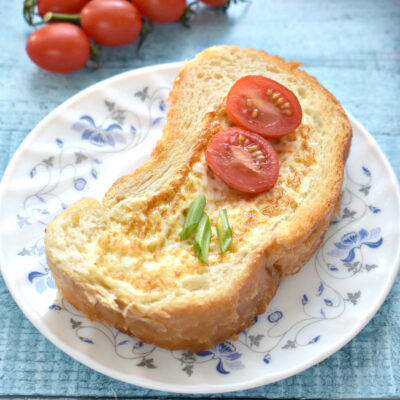Горячий бутерброд с яйцом на сковороде - рецепт с фото
