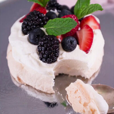 Пирожное «Павлова» — безе со сливочным кремом и ягодами - рецепт с фото