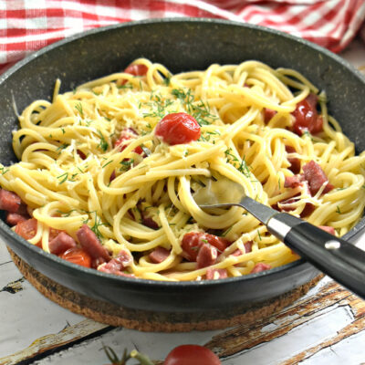 Спагетти с колбасой, черри и сыром - рецепт с фото