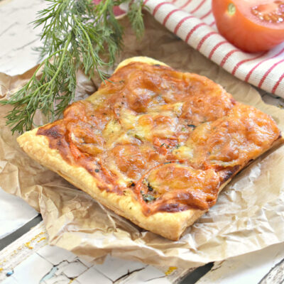 Мини-пиццы с помидорами и моцареллой - рецепт с фото