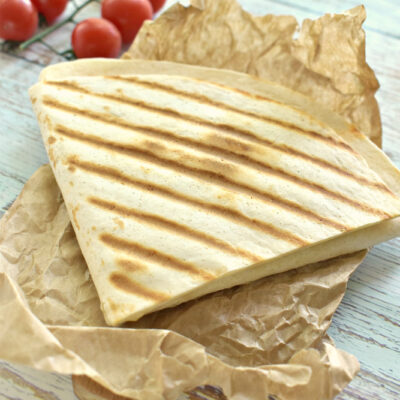 Горячие бутерброды из тортильи с сыром и колбасой - рецепт с фото