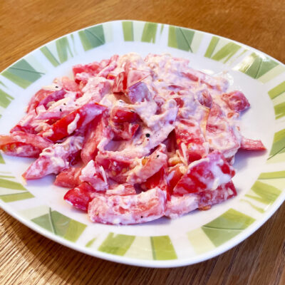 Салат из помидоров с чесноком и сметаной - рецепт с фото