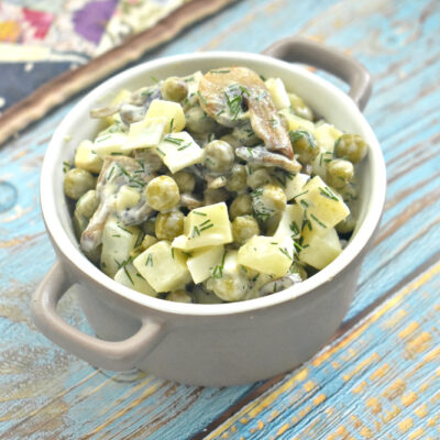 Салат с жареными грибами и зелёным горошком - рецепт с фото