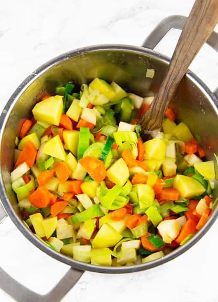 Фото рецепта - Густой овощной суп с сельдереем - шаг 3