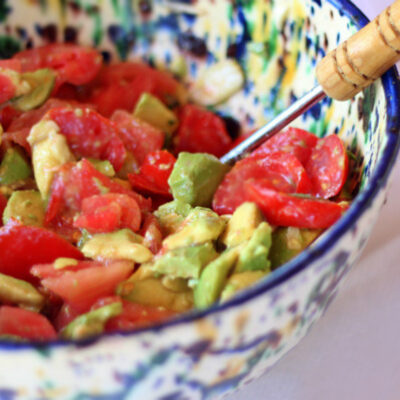 Овощной салат из авокадо и помидоров - рецепт с фото