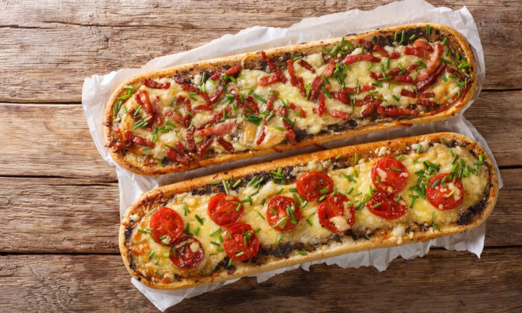 Фото рецепта - Польская пицца на багете с сыром и помидорами - шаг 3
