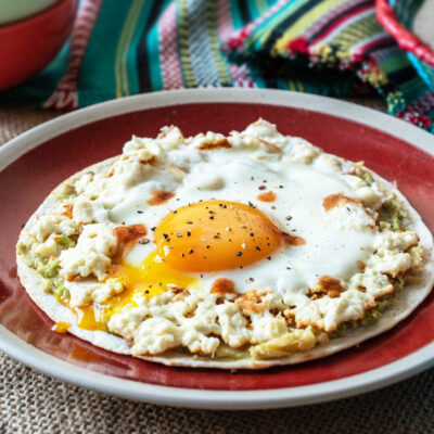Завтрак из лепешки и яйца с сыром - рецепт с фото