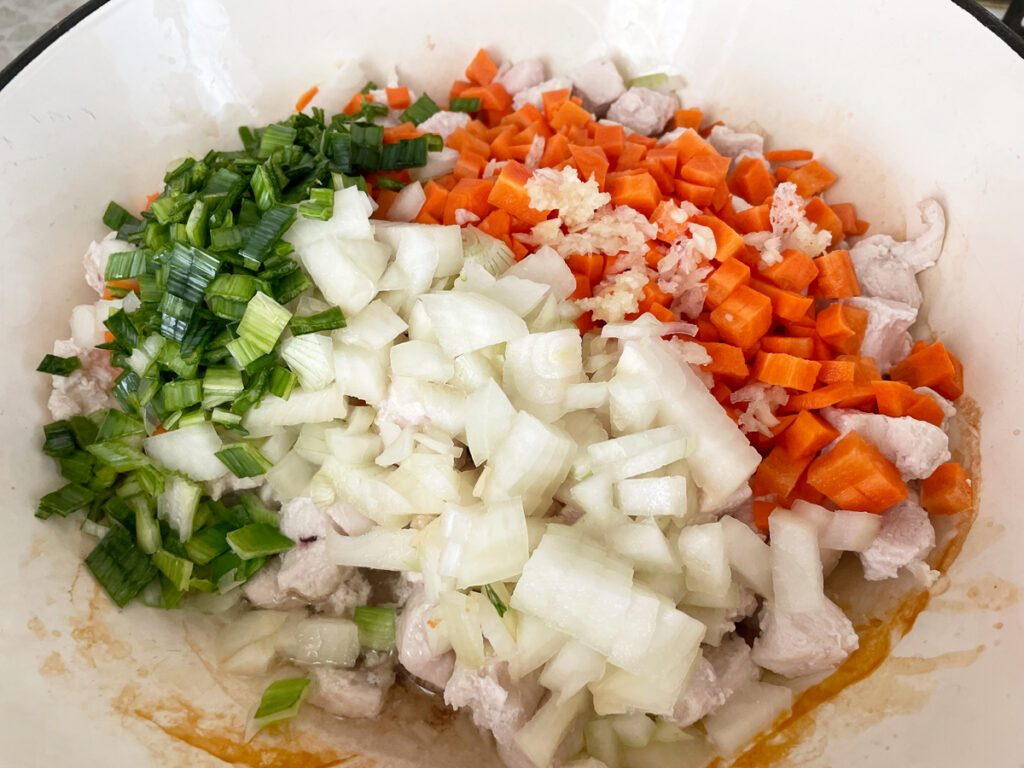 Фото рецепта - Тушеное куриное филе с овощами - шаг 2