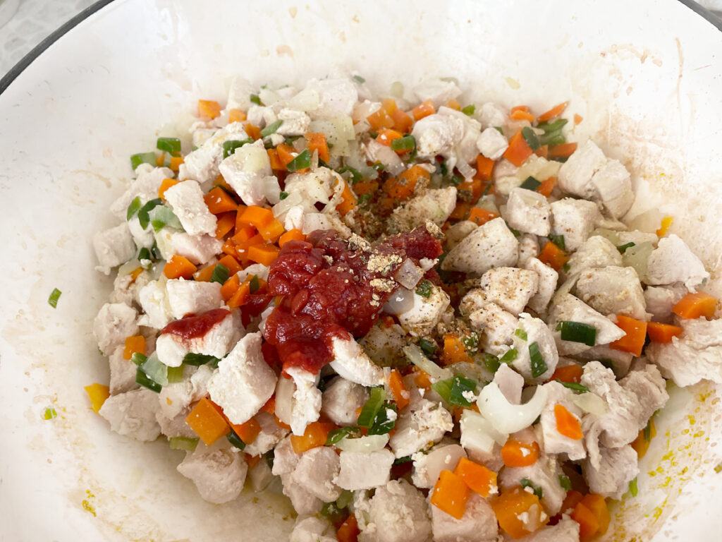 Фото рецепта - Тушеное куриное филе с овощами - шаг 3