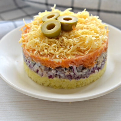 Слоеный салат «Мимоза» с сыром и картофелем - рецепт с фото