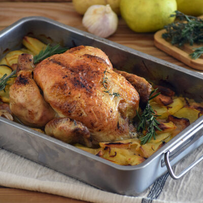 Целая запеченная курица с картофелем, луком и яблоками - рецепт с фото