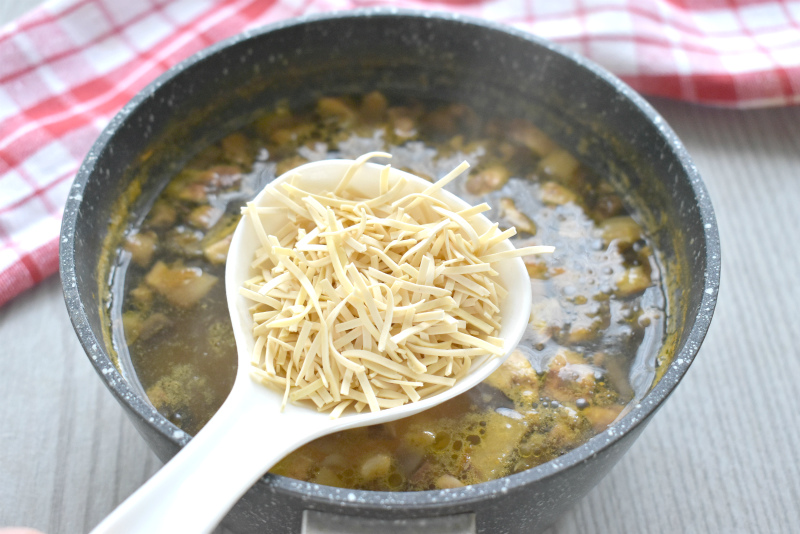 Фото рецепта - Грибной суп с лапшой и картошкой - шаг 4