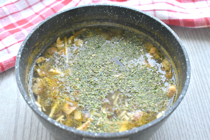 Фото рецепта - Грибной суп с лапшой и картошкой - шаг 5