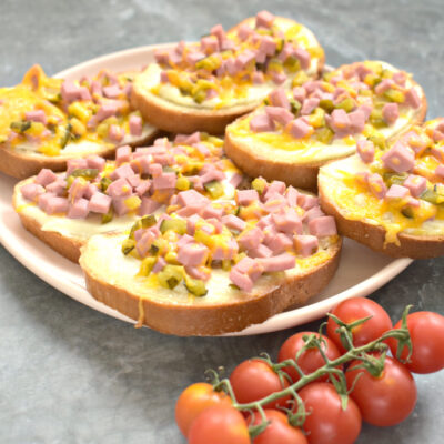 Горячие бутерброды в духовке с чесночным соусом - рецепт с фото