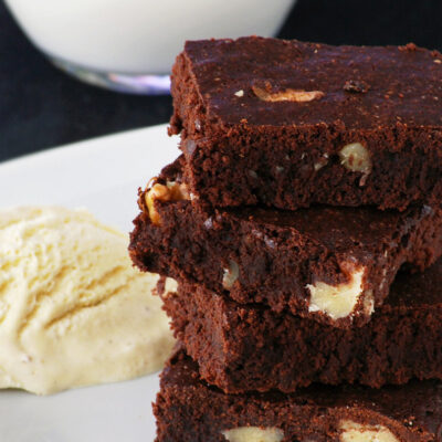 Шоколадный брауни с орехами - рецепт с фото