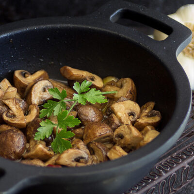 Жареные грибы с чесноком - рецепт с фото