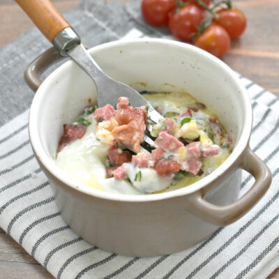 Яичница с колбасой и помидорами в духовке - рецепт с фото