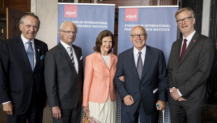 Ambassador Jan Eliasson, Chair of SIPRI Governing Board, His Majesty Carl XVI Gustaf, Her Majesty Queen Silvia, HE Dr Hans Blix and Dan Smith, SIPRI Director