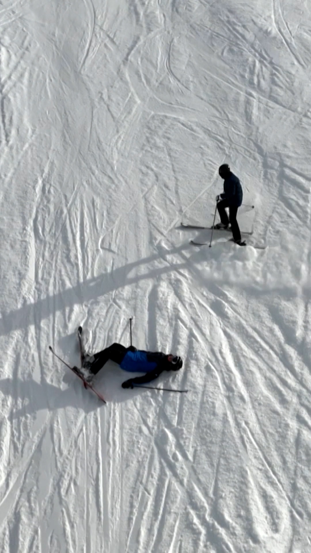 Несчастные случаи с участием лыжников более серьезны и дороги в лечении.